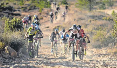  ?? FOTO: ZOON CRONJE ?? Nicola Rohrbach (vorne) und Daniel Geismayr (verdeckt dahinter) von Centurion Vaude holten sich in Südafrika einen Tagessieg. Cape Epic in Südafrika,