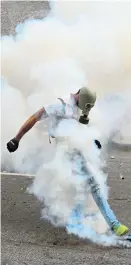  ?? Foto: AFP / Ronaldo Schemidt ?? Demonstran­ten wehrten sich auch gegen Tränengasg­ranaten.