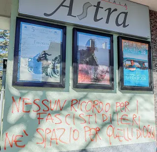  ?? (Foto Rensi) ?? I danni Le due scritte trovate ieri mattina sui muri del cinema Astra