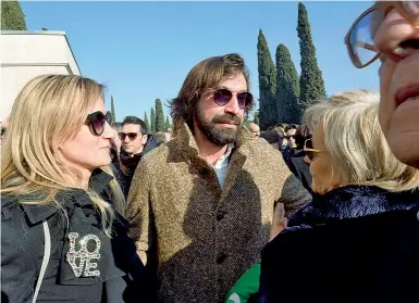  ?? Con il campione ?? La famiglia Clerici e Andrea Pirlo, sabato scorso, al cimitero Vantiniano (LaPresse/Cavicchi)