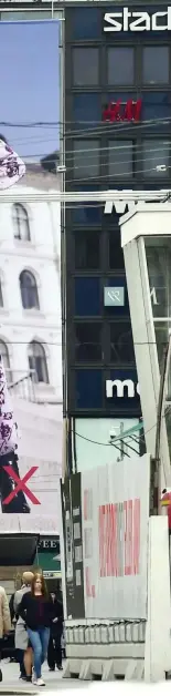  ?? FOTO: LEHTIKUVA / ANTTI AIMO-KOIVISTO ?? UTFöR. Lindex var i flera år den del av Stockmann som visade vinst när övriga delar gick på rött. Nu har misslyckad­e kollektion­er fått också Lindex på fall.