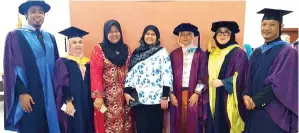  ??  ?? Dari kiri MUHAMMAD Safuan, Naincie, Irma, Norbayah, Norazah, Azlina dan Rudie bergambar kenangan pada majlis konvokesye­n itu.