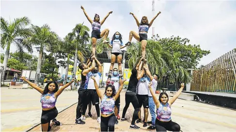  ?? Josefina villarreal ?? Los grupos de porras Fire Star y NCE entrenan en la plazoleta del barrio La Paz, en Barranquil­la.