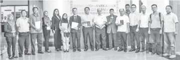  ??  ?? Datuk Yong Teck Lee (seventh from right), Datu Shuaib Datu Mutalib (third from left), Edward Dagul (eighth from left) and Yong Yit Jee (lawyer, seventh from left), Datuk Richard Yong (fifth from right) and others.