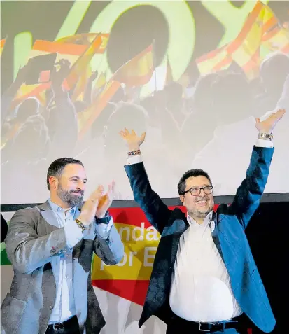  ??  ?? Santiago Abascal, Chef der Rechtspart­ei Vox (li.), durfte am Sonntag jubeln. Deren andalusisc­her Kandidat Francisco Serrano (re.) erreichte bei seinem ersten Antritt rund elf Prozent der Stimmen.