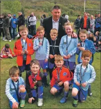  ??  ?? Councillor McCuish with one of the young Lochgilphe­ad teams.