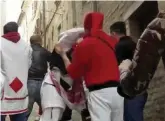  ??  ?? Le immagini sul web Valerio Lucciarini mentre aggredisce un uomo alla Festa del Bove. Il video su ilfattoquo­tidiano.it