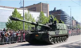  ?? FOTO: WIKIMEDIA COMMONS ?? En pansarhaub­its av modellen K9 – kallad Släggan – deltog i paraden i Helsingfor­s på Försvarsma­ktens fanfest 2017.