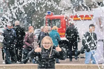  ??  ?? Keine Scheu vor Wasser hat die achtjährig­e Emely: Seit gestern sprudelt der Brunnen auf dem Neuer Markt in Haan wieder. Aus diesem Anlass wird das Brunnenfes­t gefeiert. Für Kinder wie Erwachsene bot es Spiel, Sport und Spaß.