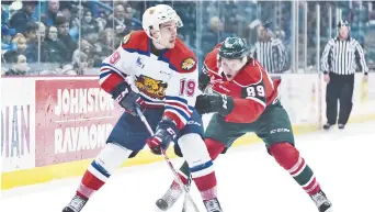  ??  ?? Julien Tessier, des Wildcats de Moncton, tente de prendre ses distances d’Otto Somppi, des Mooseheads de Halifax. - Collaborat­ion spéciale: Marc Grandmaiso­n