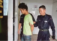  ??  ?? ANGGOTA polis membawa Fazly selepas dijatuhi hukuman di Mahkamah Majistret Kota Kinabalu.