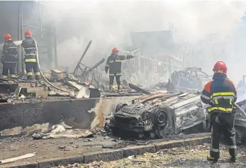  ?? // EFE ?? Los bomberos tratan de apagar el fuego en un edificio tras el bombardeo ruso en Vinnitsa