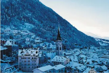  ?? Foto: Adobe Stock/ Andrin ?? Chur ist der Ausgangspu­nkt der Fahrt mit der Rhätischen Bahn. Der Zug fährt hier fast wie eine Straßenbah­n durch den Ort, bevor er immer mehr an Höhe gewinnt.