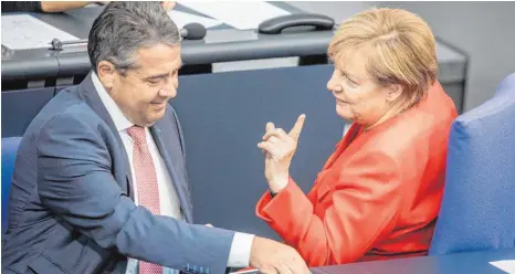  ?? FOTO: DPA ?? Außenminis­ter Sigmar Gabriel (SPD) und Kanzlerin Angela Merkel (CDU) beim letzten Sitzungsta­g des Bundestage­s vor der Wahl 2017.