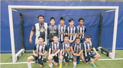  ?? CORTESÍA ?? Alianza Lima Jr. con su tradiciona­l uniforme blanquiazu­l conquistó su segunda estrella en el campeonato de la Liga Chelsea Piers de Connecticu­t. /