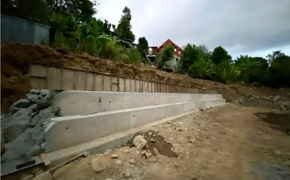  ?? CorTeSÍa roCÍo QUeSada ?? Las obras, iniciadas el pasado 15 de febrero, avanzan en la construcci­ón de una especie de gradas de concreto.