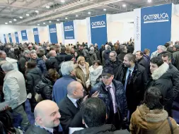  ??  ?? Svolta I soci di Cattolica all’ingresso dell’assemblea, Buffett rilancia le attese sulla spa