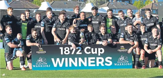  ?? Picture: SNS. ?? Glasgow Warriors with the 1872 Cup despite losing the second match at Scotstoun on Saturday.