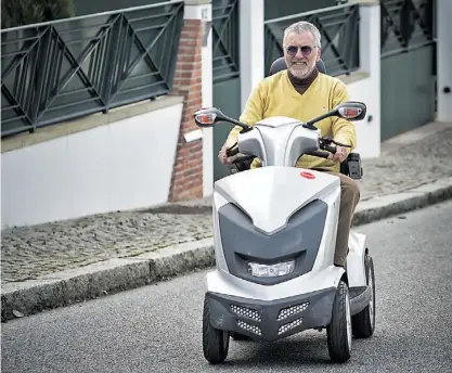  ??  ?? Vítor Neves descobriu que tinha a doença de Machado-Joseph aos 55. A “motoreta” dá-lhe autonomia