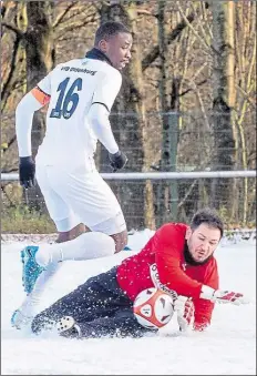  ?? BILD: CHRISTIKN J. KHLERS ?? Eiskalt pariert: Marco Elia fängt als Keeper der Traditions­mannschaft des VfB den Ball vor Jonathan Matondo ab, den er sonst als Bezirkslig­a-Coach trainiert.