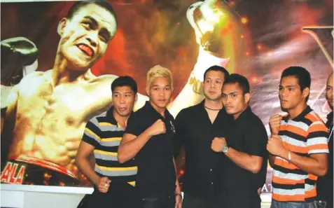  ??  ?? From left, OPBF flyweight champion Rocky Fuentes, Albert "The Prince" Pagara, ALA Promotions President/ceo Michael P. Aldeguer, WBO Asia Pacific bantamweig­ht champion AJ "Bazooka" Banal, and Arthur Villanueva pose during a press conference promoting...