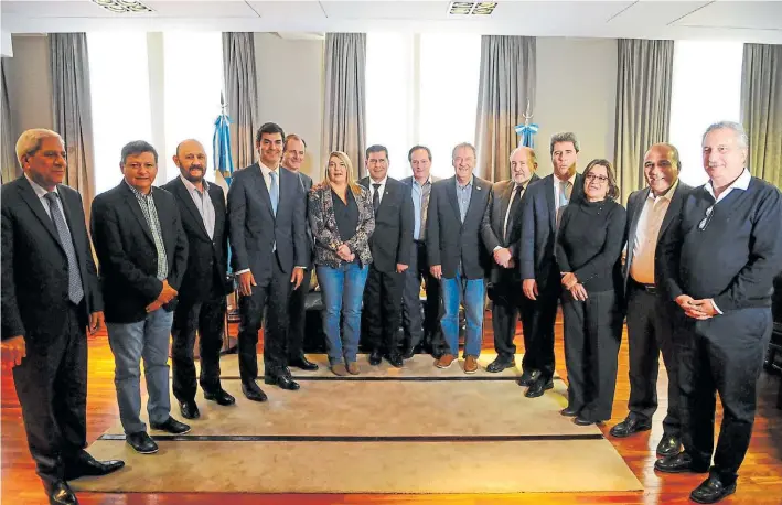  ?? PEDRO LAZARO. FERNANDEZ ?? Opositores. Neder, Peppo, Insfrán, Urtubey, Bordet, Bertone, Casas, Espínola, Schiaretti, Verna, Uñac, Corpacci, Manzur y Passalacqu­a, en la Casa de Entre Ríos.