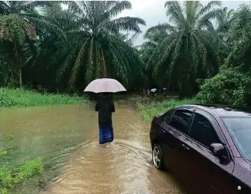  ?? - Gambar NSTP/SHARIFAH MAHSINAH ABDULLAH ?? SEBANYAK tujuh keluarga di Kampung Bendang Perol yang berpindah ke PPS susulan kediaman dinaiki air.
