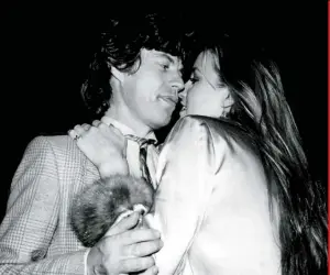 ??  ?? El roquero Mick Jagger comenzó yendo con su primera esposa Bianca Jagger y siguió siendo gran cliente de la mano de la segunda, Jerry Hall (en la foto), por quien dejó a Bianca.