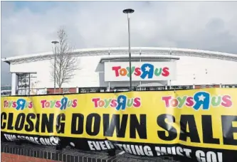  ?? AARON CHOWN THE ASSOCIATED PRESS ?? A Toys ‘R’ Us at a St. Andrews retail park in Birmingham, England, displays a closing down sale banner.