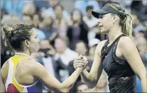  ?? FOTO: EFE ?? Simona Halep, nº 2 mundial, claudicó ante Maria Sharapova, que conectó 60 golpes ganadores y cometió 64 errores no forzados –por 15 y 14 de la rumana– tras 2h.42’ de juego: 6-4, 4-6 y 6-3