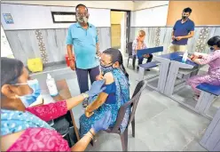  ?? RAJ K RAJ/HT PHOTO ?? A health worker inoculates a woman with a dose of Covishield vaccine at a centre in West Viond Nagar, New Delhi on Wednesday.