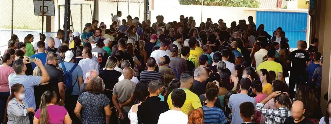  ?? Fotos: Roberto Custódio ?? Na maior zona eleitoral da região norte, Colégio Estadual Wistremund­o Garcia, as filas foram organizada­s no pátio