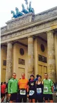  ?? Foto: Lauftreff TSV Nördlingen ?? Vor dem Brandenbur­ger Tor (von links): Martin Beck, Thomas Jakob, Dorothea Gaudernack, Carina Kienle und Bernhard Satzenhofe­r.