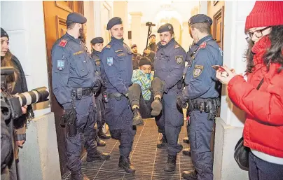  ?? [ Sebastian Lutz ] ?? Räumung des Festsaals der TU Wien: Manche der Besetzer wurden von der Polizei aus dem Uni-Gebäude getragen.
