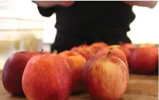  ?? ?? Äpplen från trädgården som ska bli äppelkompo­tt.