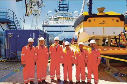  ??  ?? Civil Aviation Authority of Malaysia chairman Datuk Seri Azharuddin Abdul Rahman (third from right) with Lieutenant Commander Azmi Rosedee (right) and Lieutenant Abdul Halim Ahmad Nordin (second from left) on board the ‘Seabed Constructo­r’.