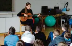  ?? Foto: bece ?? Mit ihrer Gitarre setzte Ulrike Mommendey Akzente beim einprägsam­en Erzählen japanische­r Wintergesc­hichten.