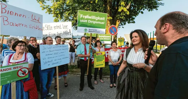  ?? Foto: Ralf Lienert ?? Der Empfang für Bayerns Landwirtsc­haftsminis­terin Michaela Kaniber in Dietmannsr­ied ist laut: Die Bauern haben sich mit Plakaten versammelt. Auch der schwäbisch­e Bauernpräs­ident Alfred Enderle wählt deutliche Worte.