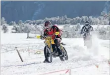  ?? Photo: JANNINE POPE ?? Brass monkeys: Rob Anglesey, riding his Suzuki RM370, was part of a good field braving the snow at St Arnaud.