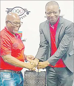  ?? (File pic) ?? Minister of Sports, Culture and Youth Affairs Bongani Nzima with former EFA President Adam ‘Bomber’ Mthethwa (L).