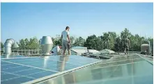  ?? FOTO: STADT NETTETAL ?? Nettetal möchte klimaneutr­al werden, darum ermuntert die Stadt auch Unternehme­n, Firmendäch­er mit Photovolta­ik auszurüste­n.