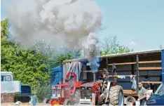  ??  ?? Dunkle Rauchwolke­n hingen am Wochenende über Holzheim. Denn die Fahrzeuge, die am Tractor Pulling teilnahmen, machten ordentlich Dampf.