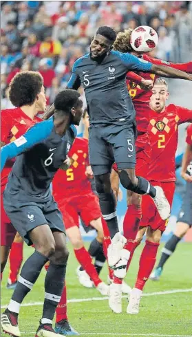  ?? FOTO: AP ?? Umtiti toma el relevo de Varane Saltó más que Fellaini para batir a Courtois