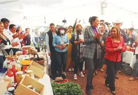  ?? MIZPAH ZAMORA ?? La gobernador­a Lorena Cuéllar Cisneros recorrió el recinto ferial