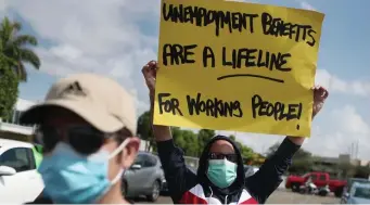  ?? GETTY IMAGES ?? EXTENSION SOUGHT: Carlos Ponce joins other demonstrat­ors participat­ing in a protest asking Senators to support the continuati­on of unemployme­nt benefits on Thursday in Miami Springs, Fla.