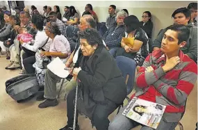  ??  ?? Apoyo. A la manifestac­ión frente al tribunal llegaron más de 500 beneficiad­os de TPS y representa­ntes de sindicatos y de organizaci­ones de migrantes.