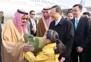  ??  ?? King Salman receives warm welcome upon his arrival in China on Wednesday. (SPA)