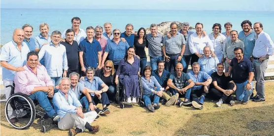  ?? (DYN) ?? La postal. Los funcionari­os y legislador­es que participan del retiro posaron de espaldas al mar junto al presidente Mauricio Macri.