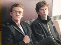  ??  ?? MOMENTOS. Jesse Eisenberg en el momento de hacer su gran descubrimi­ento, junto a Justin Timberlake, un socio complicado pero necesario y un momento del rodaje de una película que esta semana cumple 10 años de su estreno en Uruguay.