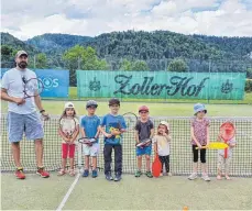  ?? FOTO: ANNA LÖFFLER ?? Die Kinder des Breitenspo­rts mit ehrenamtli­chem Übungsleit­er Chris Haufe beim Schnuppert­raining auf dem Tennisplat­z Gutenstein.